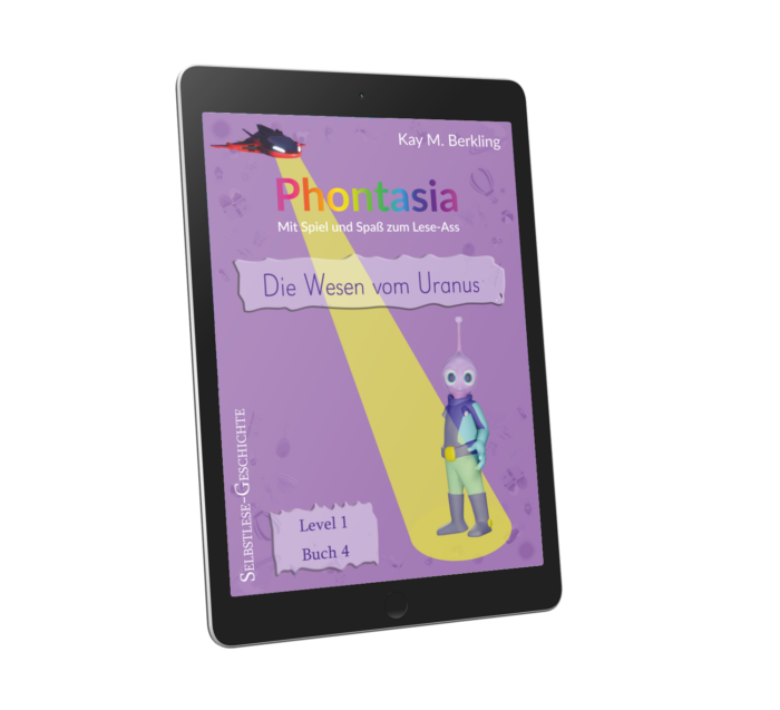 Ein Tablet-Bildschirm mit dem Cover eines Kinderbuchs, das Kindern beim Lesen und Lernen helfen soll. Das Cover zeigt eine farbenfrohe Illustration eines Raumschiffs, das einen Scheinwerfer auf einen Außerirdischen richtet. Der Titel lautet „Die Wesen vom Uranus (L1)“ und der Name des Autors, Kay M. Berkling, steht oben.