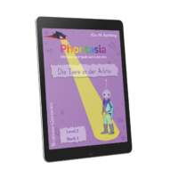 Ein Tablet mit dem Cover eines Kinderbuchs mit dem Titel „Phontasia Level 2-Basispaket“. Das Cover zeigt einen Cartoon-Alien mit Weltraumhelm, der unter einem Scheinwerfer steht, im Hintergrund ein Raumschiff. Der Untertitel lautet „Die Tiere in der Arktis“, perfekt für spielerisches Lesen und Lernen.