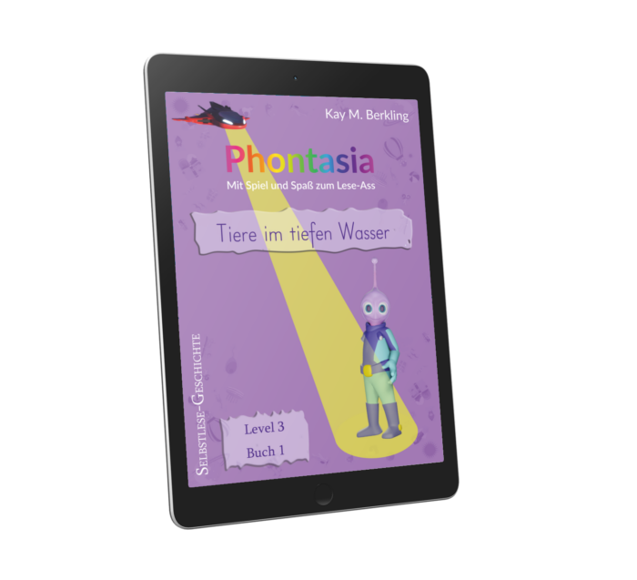 Auf einem Tablet ist das Cover eines Buches mit dem Titel „Phontasia: Tiere im tiefen Wasser“ von Kay M. Berkling zu sehen. Auf dem Cover ist ein Außerirdischer abgebildet, auf den ein Scheinwerfer leuchtet, und in der oberen linken Ecke ist ein kleines Raumschiff zu sehen. Es ist ideal für die Grundschule „lesen lernen“ und zeigt „Level 3, Buch 1“ an.