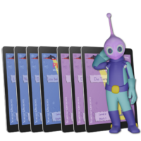 Eine lilafarbene außerirdische Figur in einem blau-grünen Raumanzug steht neben einer Reihe von Phontasia Level 2-Gesamtpaketen (alles drin 🤓). Auf jedem Tablet ist eine andere Seite eines Buches auf Deutsch zu sehen. Die Titel erinnern an verschiedene Kindergeschichten, darunter eine über Tiere, perfekt für spielerisch lesen lernen oder kinder lesen lernen.