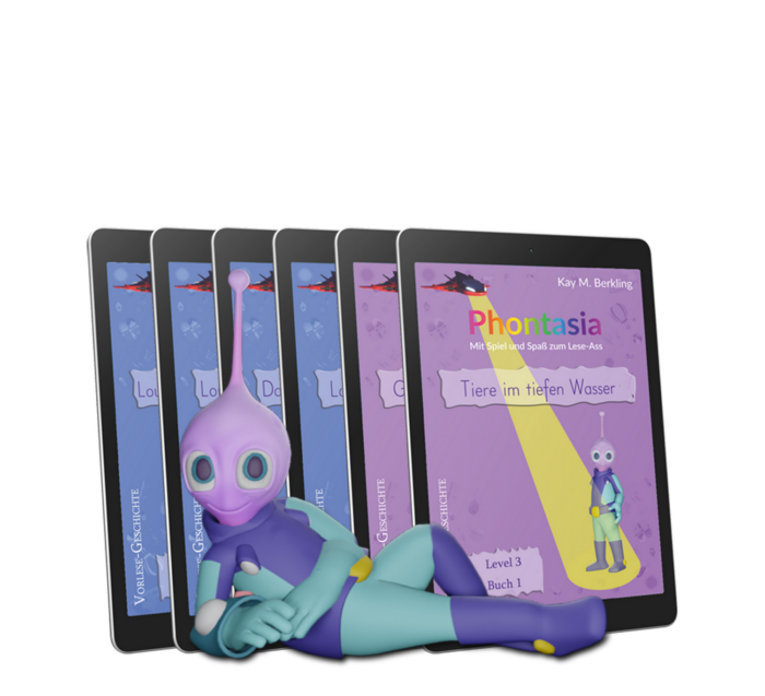 Ein 3D-animierter Alien-Charakter in einem Raumanzug sitzt vor fünf deutschen Kinder-E-Books mit dem Titel „Phontasia Level 3-Gesamtpaket (alles drin 🤓)“, die auf Tablet-Bildschirmen angezeigt werden. Der Alien lächelt und genießt das Buch „Tiere im tiefen Wasser“, das mit seiner passenden Alien-Illustration perfekt für Kinder ist, die lesen lernen.